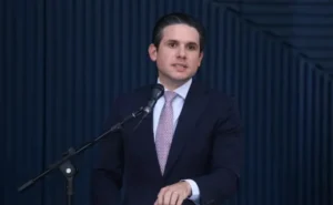 Após fuga de Ramagem, Motta proíbe deputados de votarem do exterior