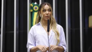 Erika Hilton rejeita negociação sobre compensações na PEC da 6×1