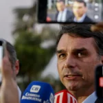 Flávio Bolsonaro confirma que encontrou Vorcaro após 1ª prisão de banqueiro