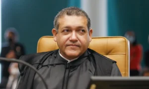 Presidente do TSE determina suspensão de pesquisa sobre Flávio Bolsonaro