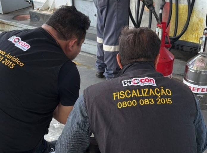 Operação autua e interdita dois bicos de gasolina em posto em JP