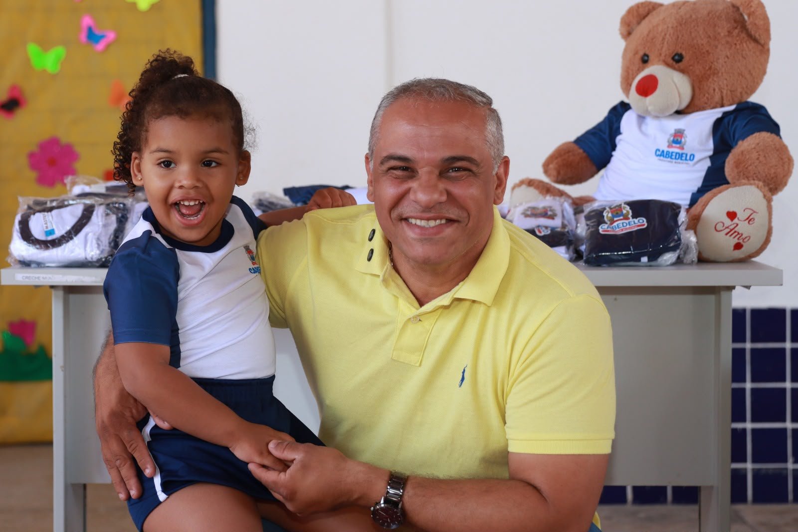 Prefeito Evilásio Cavalcanti reforça investimentos na educação de Cabedelo com entrega de fardamentos e kits