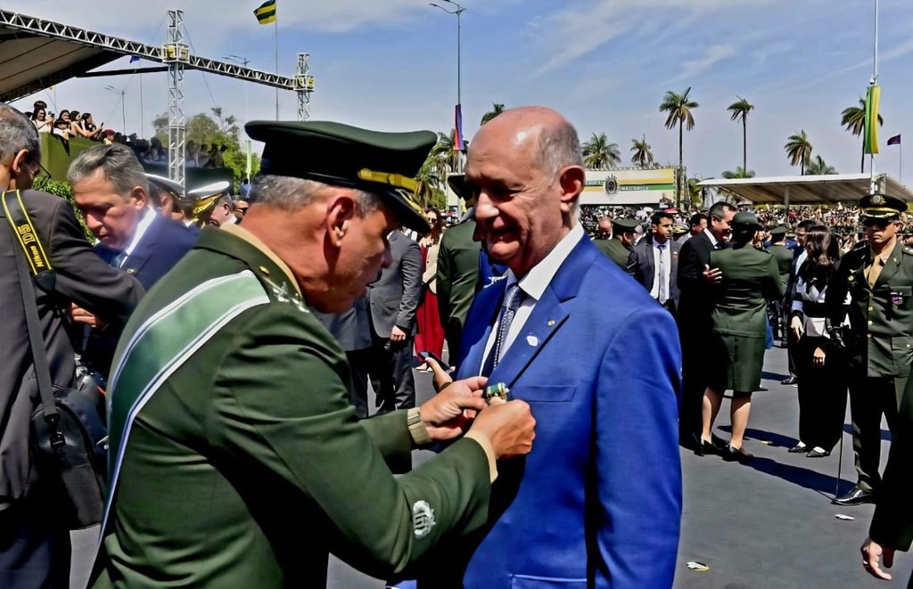 Desembargador Aluízio Bezerra recebe Medalha do Exército Brasileiro, em Brasília Desembargador Aluízio Bezerra recebe Medalha do Exército Brasileiro, em Brasília