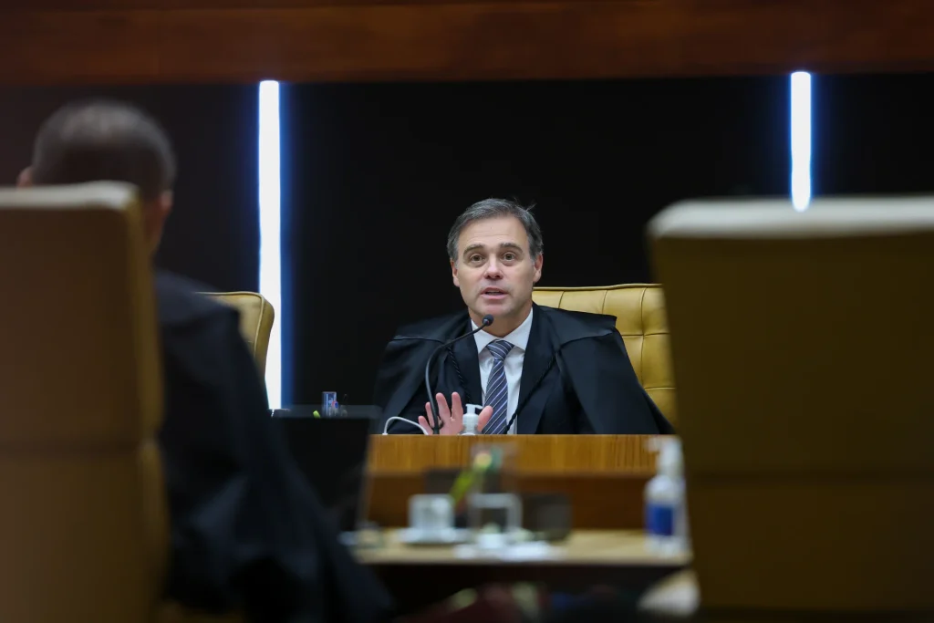 Mendonça pede a Fachin afastamento de Moraes do STF