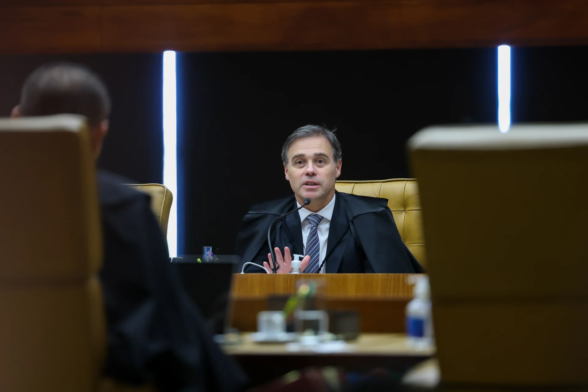 Mendonça pede a Fachin afastamento de Moraes do STF