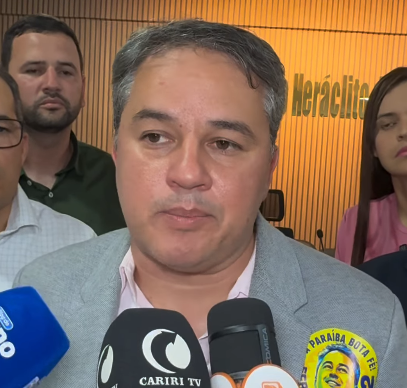Efraim nega “parceria de compadres” com Cícero e diz que está na fase de “ultrapassagem” na disputa pelo Governo