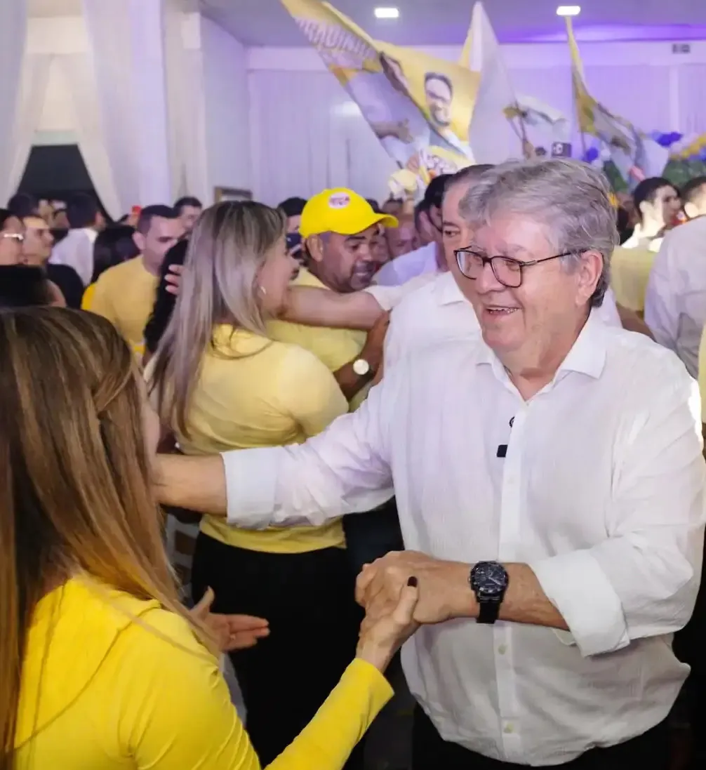 Após deixar o governo, João Azevêdo volta às ruas e intensifica pré-campanha ao Senado Federal